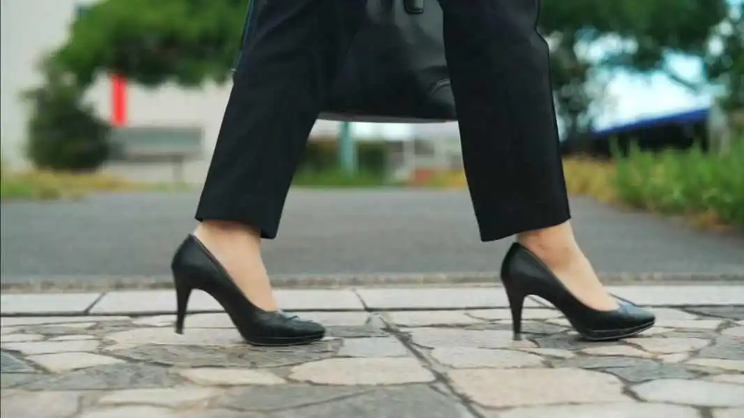 オフィスの外で働く女性の写真