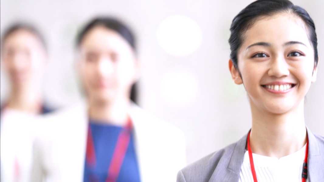 オフィス内で働く女性の写真